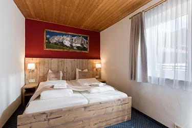 haus_tirol_comfort_vierbettzimmer_zimmer_10_3.jpg